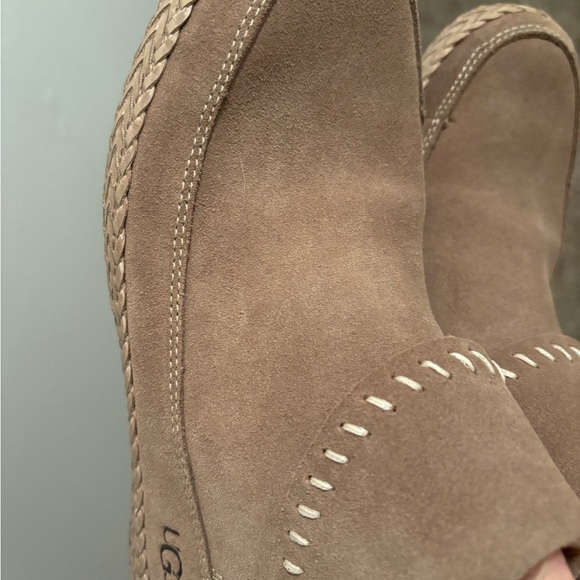 UGG, tan boot zips up the back of the foot very comfort - Picture 10 of 10